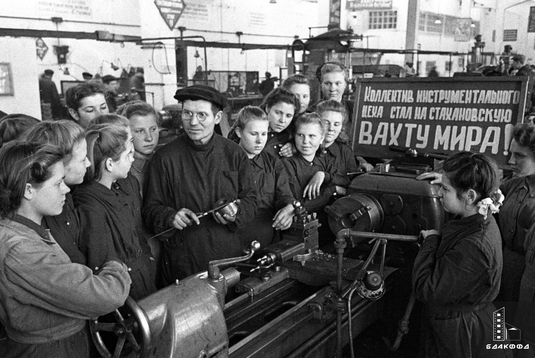 The senior turner of the Mogilev Locomotive Plant, F.D.Nikitenko, explains the rules for measuring parts to students of technical school No. 10-стр. 0